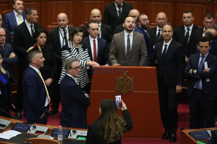 Bllokuan foltoren dhe krijuan kaos në Kuvend, PS kërkesë Nikollës për përjashtimin e 8 deputetëve të PD