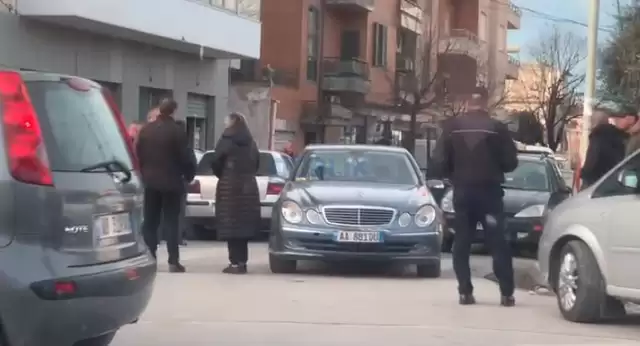 VLORË/ 53-vjeçari largohet nga vendngjarja pasi përplasi të miturin me makinë