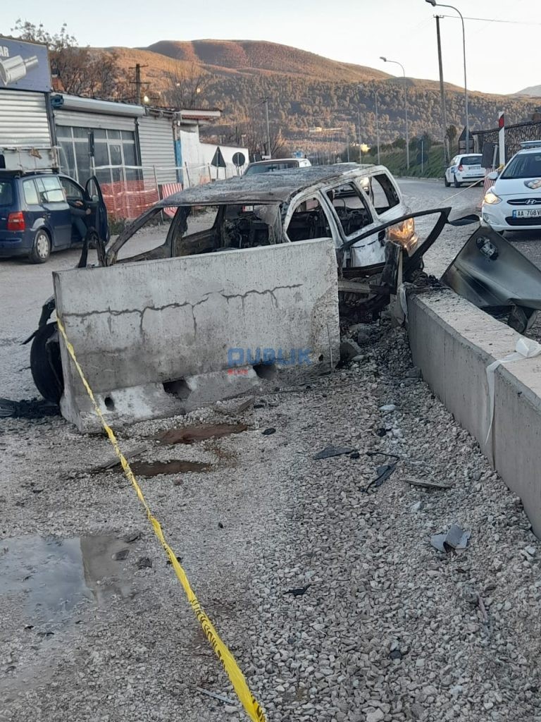 Aksident në Elbasan, makina del nga rruga, përplaset me trafikndarësen dhe merr flakë
