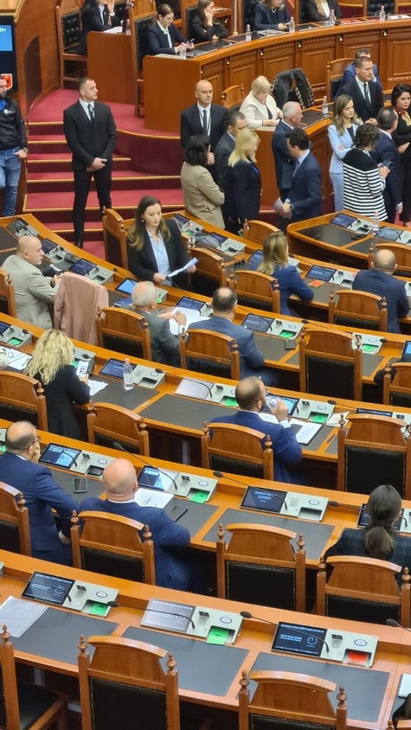 Pas tensioneve në Kuvend/ Zbulohet lëvizja urgjente e deputetëve të PD
