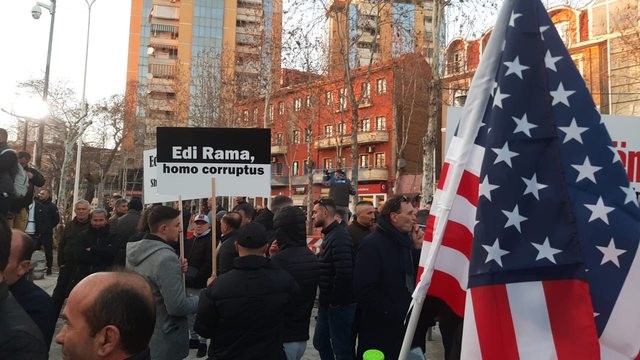 Tre protestues të arrestuar/ Përfaqësuesit e PD nisen drejt komisariatit
