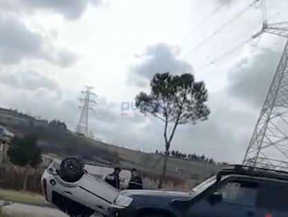 Foto/ Aksidenti  në autostradën Tiranë Durrës,  përmbyset  makina në mes të rrugës