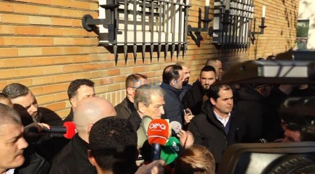 Nga selia e PS-së/ Berisha  thirrje socialistëve