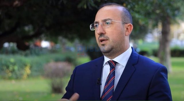Mungesa e Ramës në Parlament/ Korreshi: Ka frikë se thotë ato që ambasada nuk do të dëgjojë