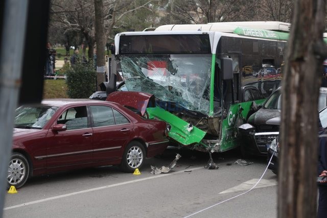 FOTO / Aksidenti i rëndë  në Tiranë, autobusi godet makinën