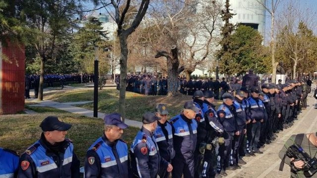 Protesta e opozitës/ Rreth 700 forca policie rrethojnë Kuvendin, disa akse rrugore bllokohen