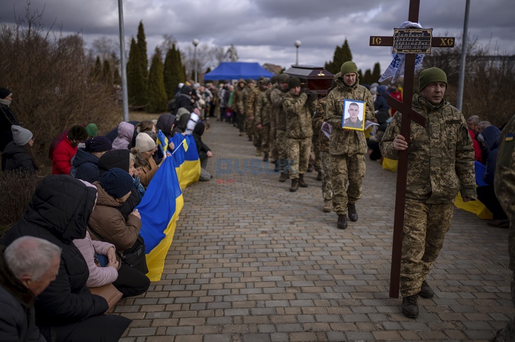 Foto/ Familjet ukrainase varrosin të vrarët nga lufta