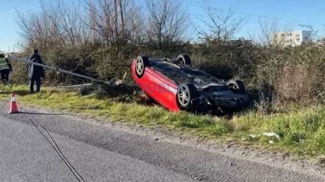 “Benz-i” përplaset me shtyllën dhe kthehet përmbys anës rrugës, plagoset shoferja