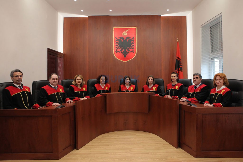 Ja si  votuan anëtarët e Gjykatës Kushtetuese në lidhje me çeshtjen e mandatit të deputetes Xhaçka