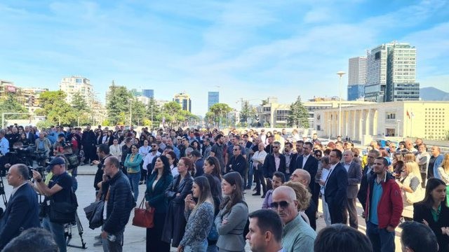 Pedagogët nisin protestën