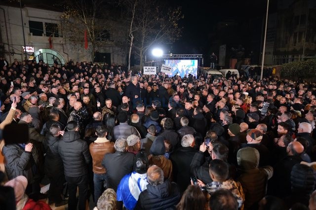 Berisha flet  para  mbështetësve/ Qytetarët brohorasin për kreun e PD-së