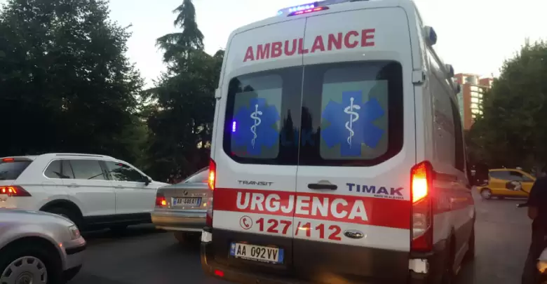 Pogradec, shoferi i ‘Audi’-t humb kontrollin dhe përplas makinën tjetër pasi del nga rruga