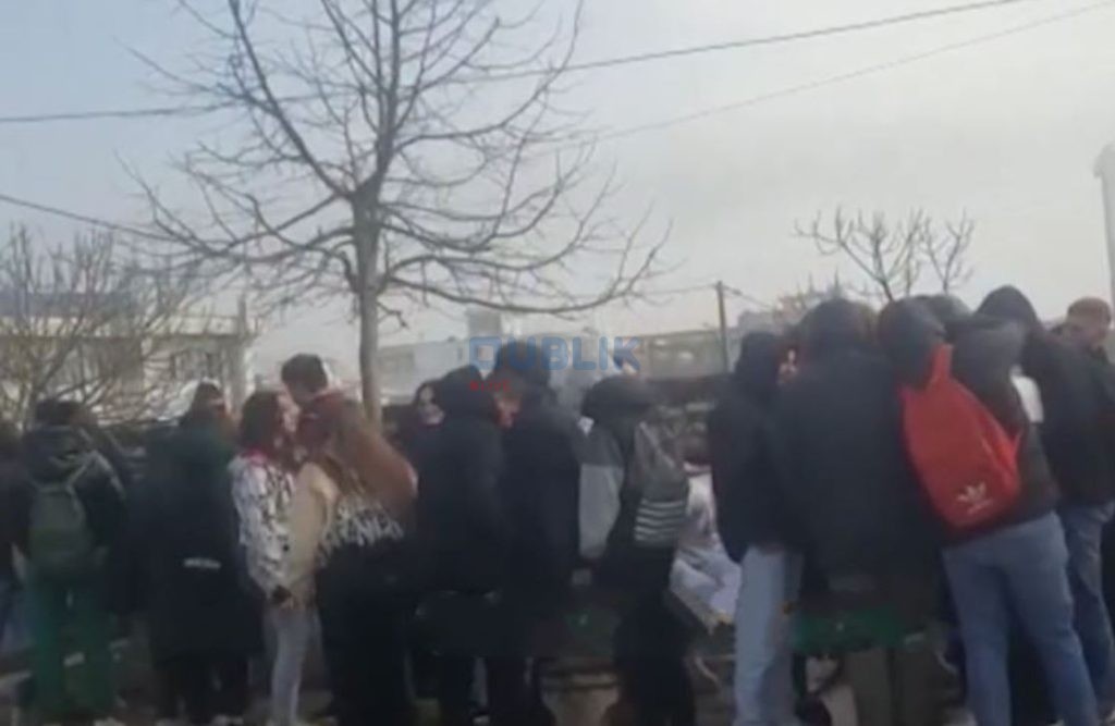 Shkolla pa ngrohje, nxënësit e gjimnazit në Gjirokastër dalin në protestë