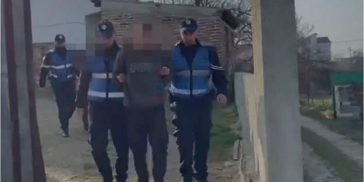 Binjakët 20-vjeçarë në Krujë kapen me automatik, pushkë dhe kanabis