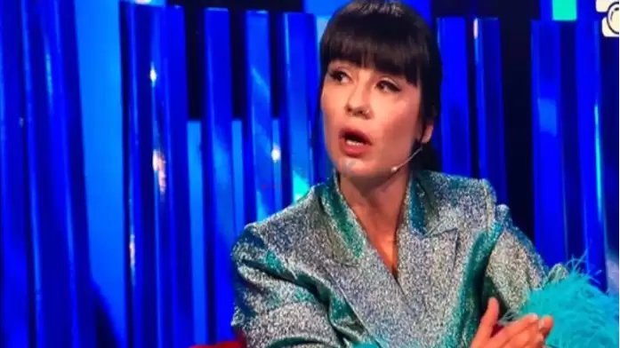 Zhaklina perpiqet te ndaje Ciftin i thote Kiarës: Luizi të do jashtë shtëpisë sepse ai d…