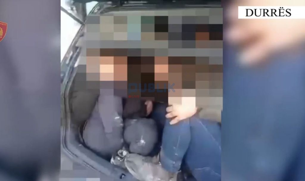 Po transportonte emigrantë, i riu i iku policisë dhe përplasi disa makina