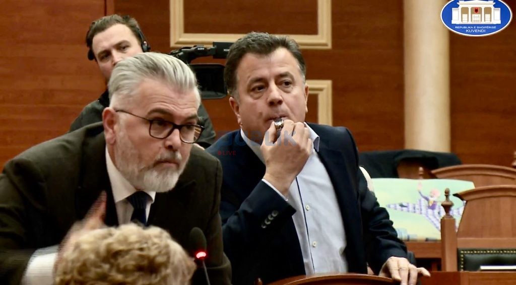 Flamur Noka i bie bilbilit në Kuvend: Fjala jonë nuk i pëlqen sulltanit të Surrelit.