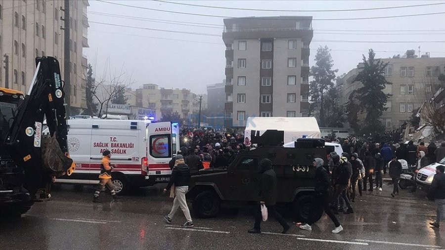 Liderët botërorë solidarizohen me Turqinë pas tërmetit vdekjeprurës me qindra të vrarë dhe qindra nën gërmadha