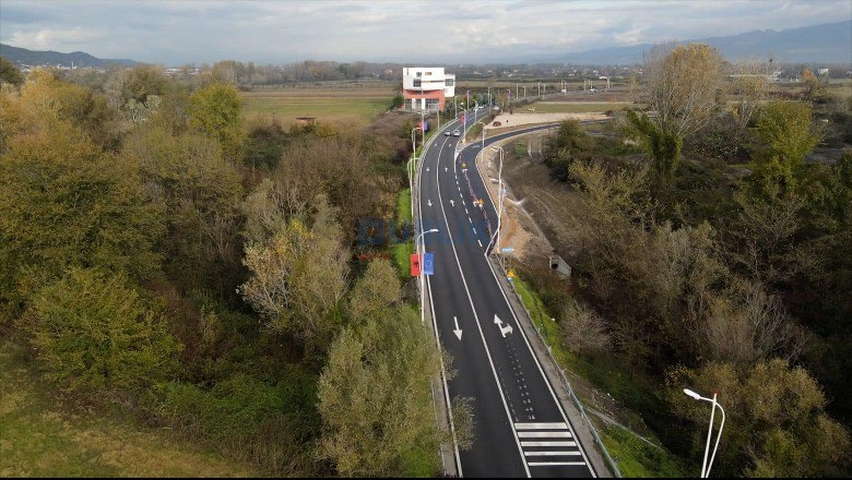 Aksidentohet makina e transportit të parave në Rrugën e Rinasit