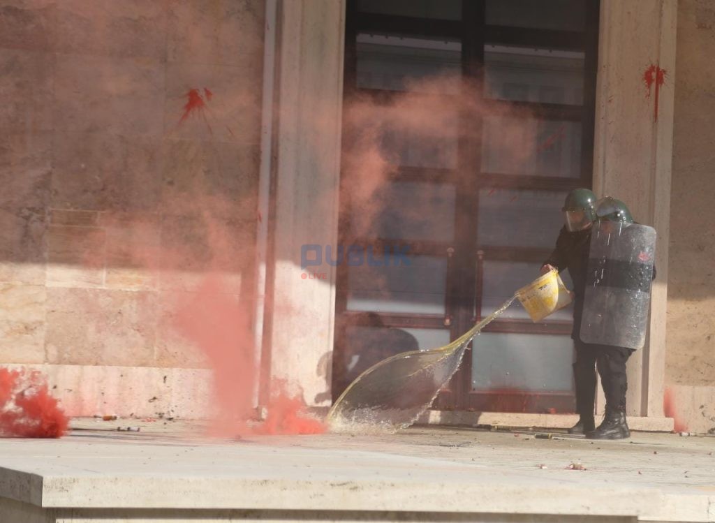 Hodhën tymuese para kryeministrisë, Policia shoqëron tre protestues të PD-së