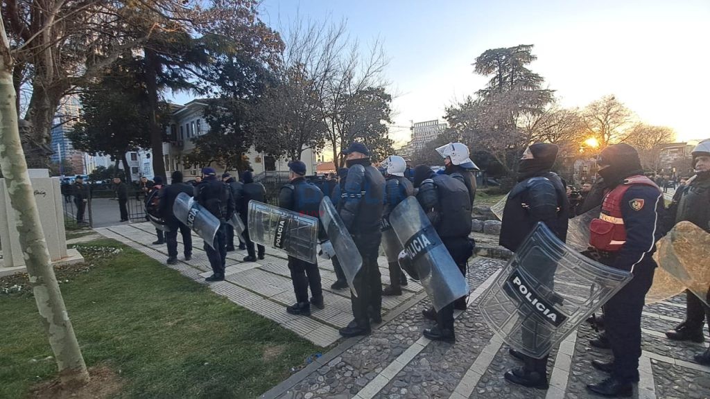 Qindra efektivë policie në gatishmëri rreth Kuvendit