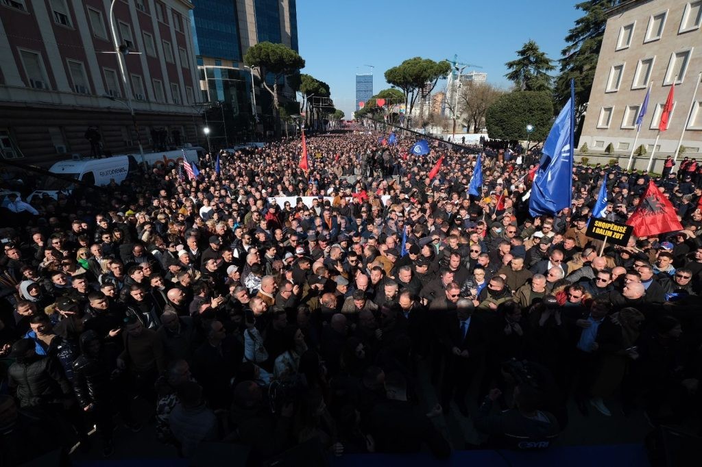 Dy orë para Kryeministrisë, zhvendosje në institucionet kryesore në Tiranë me thirrje “Rama ik!”, mbyllet protesta e opozitës