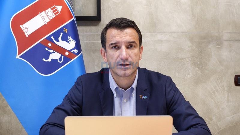 Berisha i ndaloi para zyrës, reagon Veliaj: Kandidat gjysmë-komik e gjysmë-serioz. E ftoj te vijë serish në 15 Maj ta falënderoj për garën!