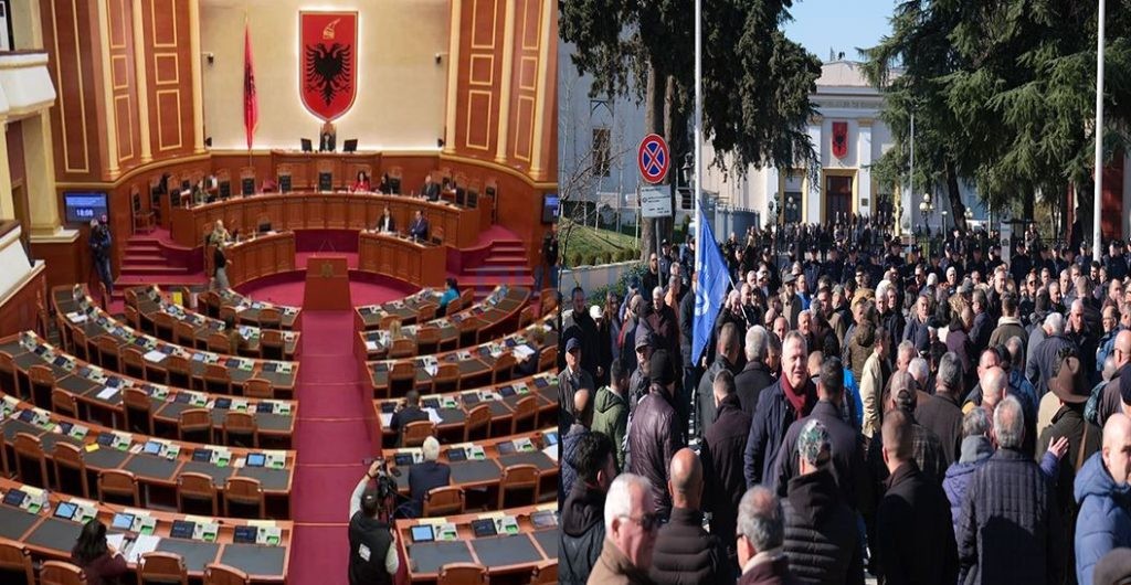 Opozita në protestë jashtë Kuvendit, debate në sallën plenare, ndërpritet seanca. Mungon Rama e Nikolla, 12 deputetë të PD të përjashtuar