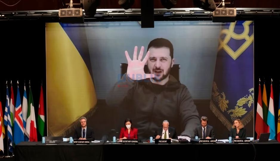 VOA: Ukraina nuk dorëzohet përballë agresionit rus, synon anëtarësimin në NATO dhe BE