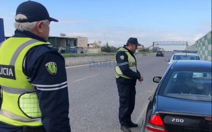 Nuk i vuri gjobë shoferit pa rrip sigurimi dhe me telefon në timon, shkarkohet polici