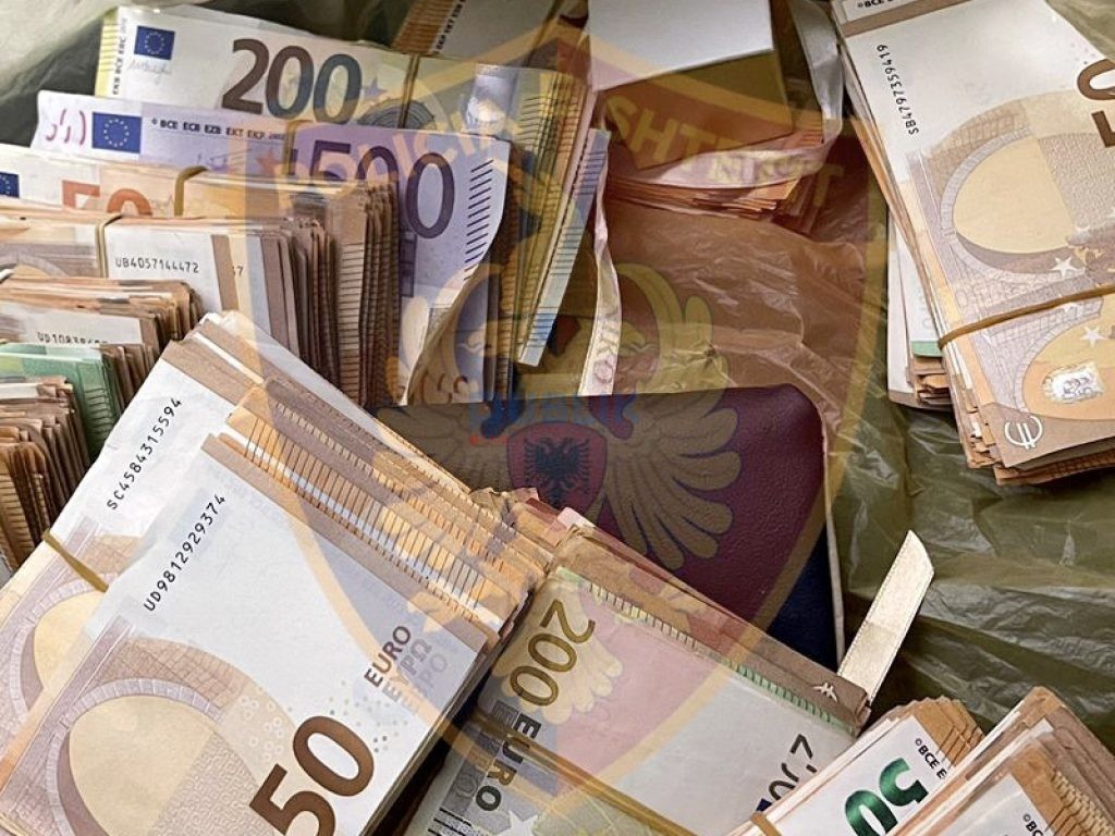 Tentonin të mashtronin subjektet private si zyrtarë të shtetit, policia i zbulon …