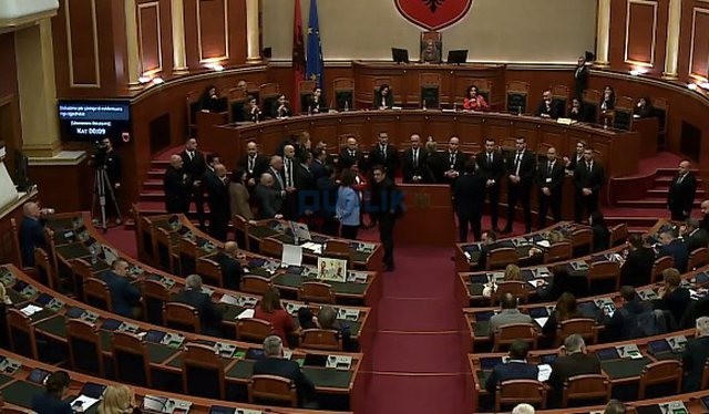 Përjashtimet nga Kuvendi/ Kush janë 18 deputetët e PD-së në listën e zezë të socialistëve