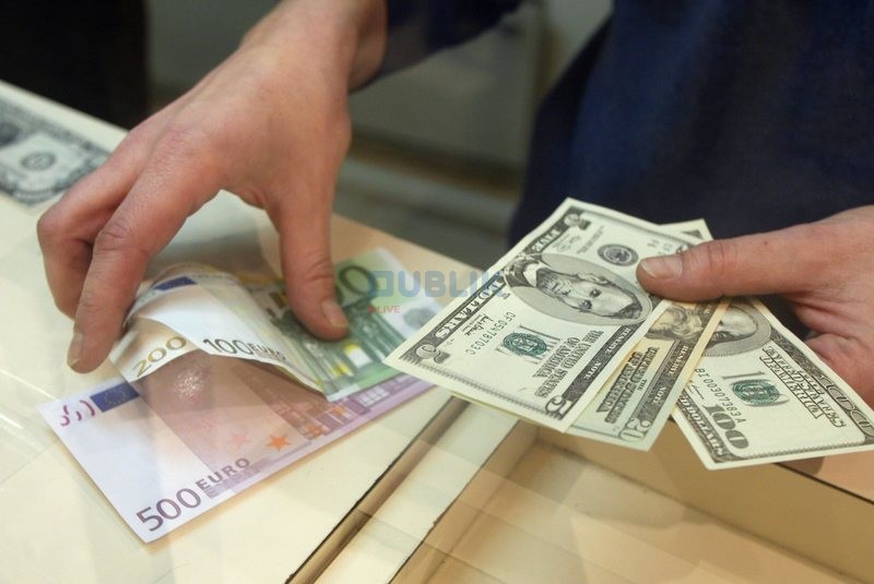 Këmbimi valutor sot/ Me sa blihen dhe shiten dollari dhe euro. Çfarë ndodh me monedhat e tjera