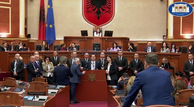 Kuvendi të enjten/ Mes rendit të ditës, bilbilave dhe protestës