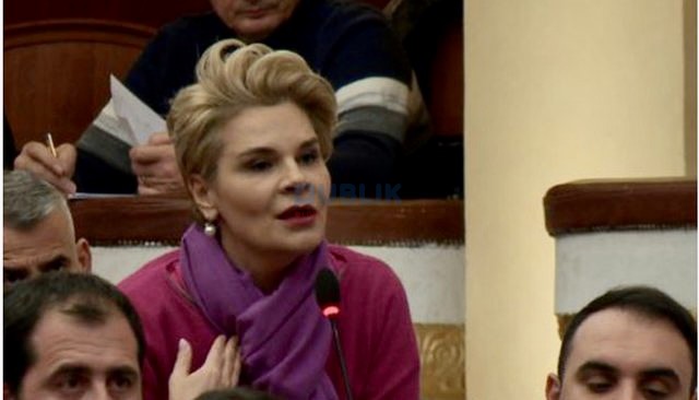 Kryemadhi nuk përmbahet ndaj Ramës: Është dhjaks i ka mbushur brekët
