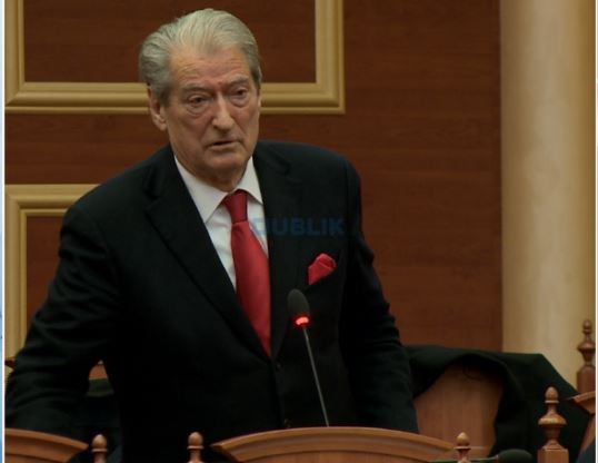 Berisha akuza të rënda Ballës: “Është kapur në flagrancë duke nxjerrë viza për trafik femrash