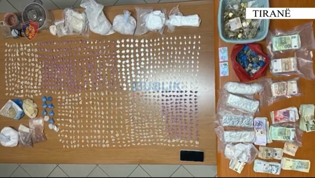 Një grua drejtonte grupin e drogës/ Sekuestrohen 6 kg kokainë e heroinë