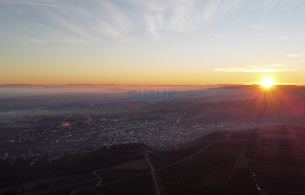 Kjo orë e lashtë, që ka kontrollin mbi jetët tona