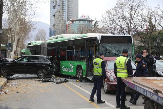 Aksidenti  te “Shallvaret”/ Benzi ishte i ndaluar, duke pritur semaforin, urbani e goditi nga pas