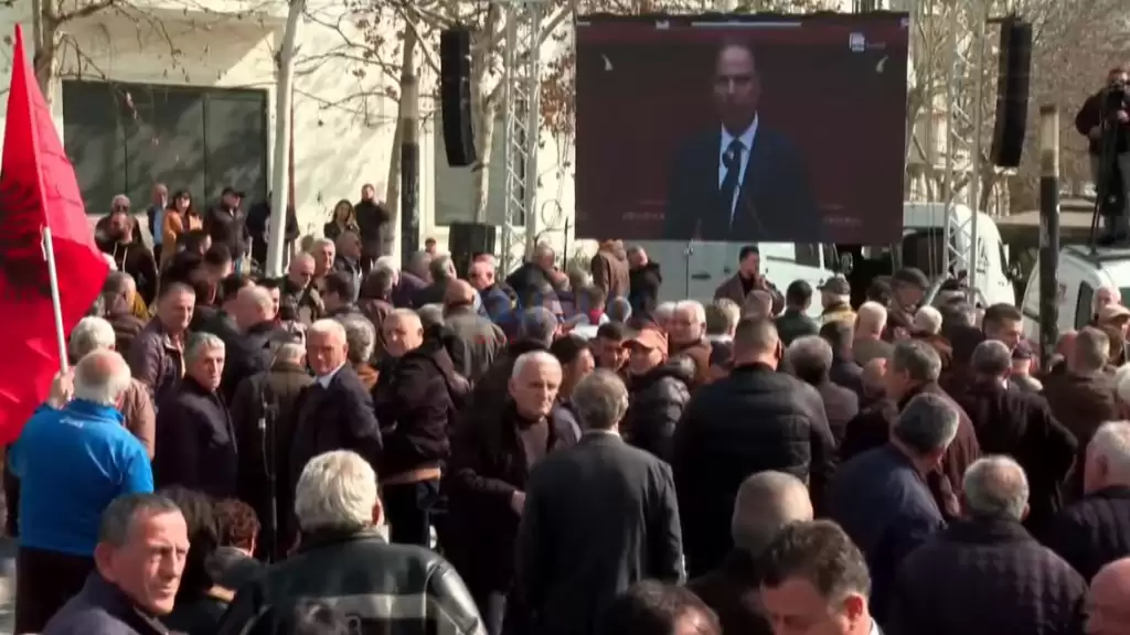 Protesta para Parlamentit, qytetarët me parulla kundër kryeministrit Edi Rama, ndjekin në ekran seancën