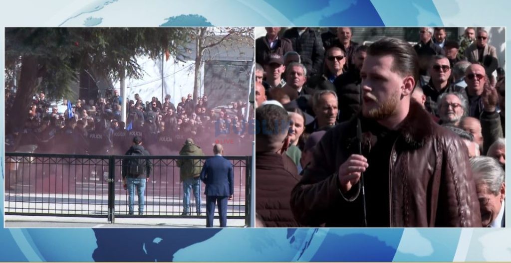 Protesta e opozitës jashtë Kuvendit, qytetarët hedhin tymuese