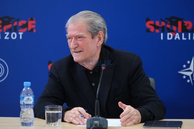 Mediat e huaja, jehonë protestës/ Berisha: Suksesi më i madh në arenën ndërkombëtare