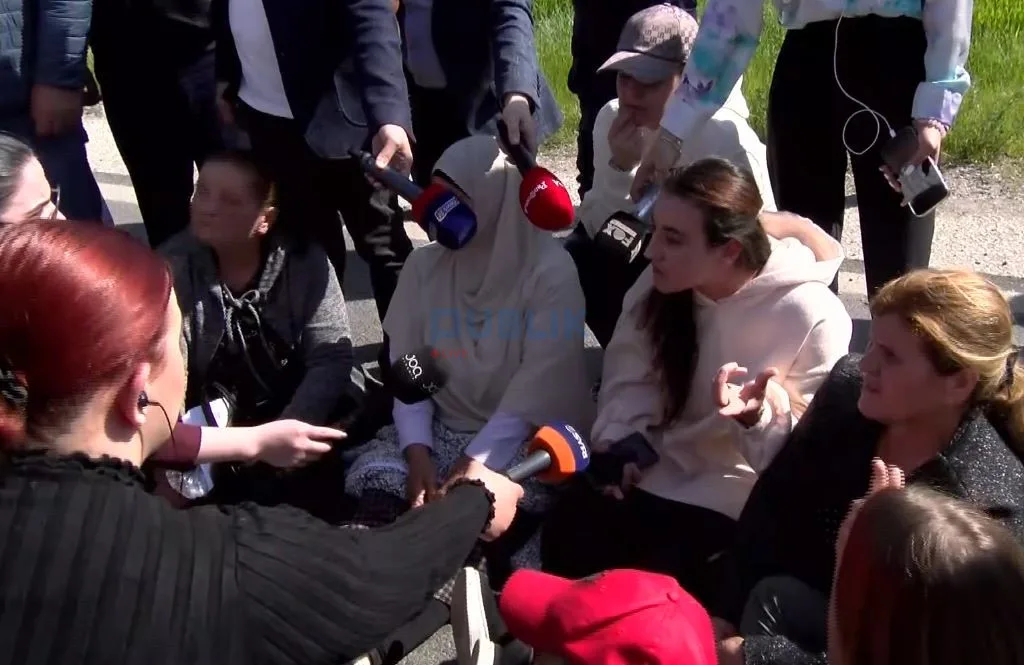 Vijon protesta e banorëve të Bërxullës / Ata kanë bllokuar  rrugën e Rinasit, ja paralajmërimi i tyre: Do qëndrojmë deri në 48 orë nëse nuk plotësohen kërkesat tona