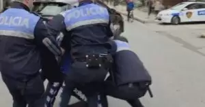 Shijak/ Prangosen babë e bir, me pistoletë dhe armë të ftohta