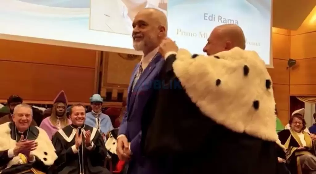 Në Shqipëri vriten 3 gra brenda ditës, Rama shkon në Peskara që t’i varin medaljen në qafë