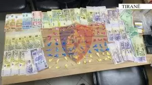 U kap me 51 gram kokaine në zonën e ish-Bllokut ndalohet 44-vjeçari…(emri)