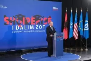 Berisha flet me shifra/ “Në 8 vite, 40% e vlonjatëve janë larguar nga Vlora”