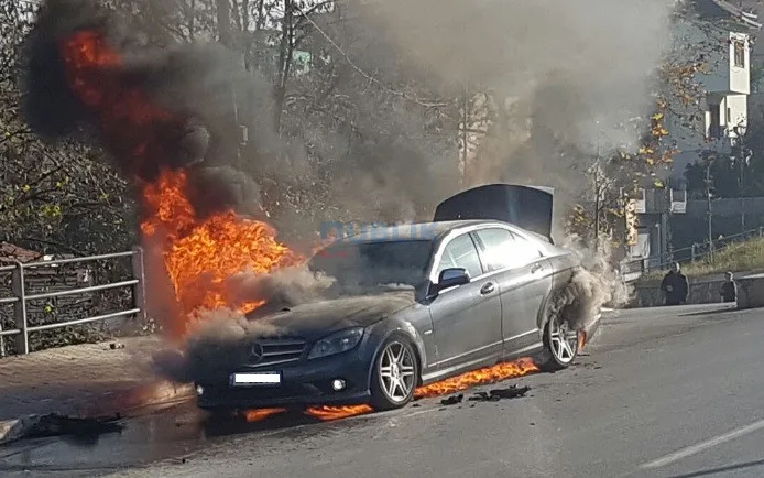 Tiranë, “Benz”-i   i sapo blerë merr flakë me targa provizore në