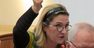 “Diktatura është afër”, Flutura Açka “tregon” skandalin në Kuvend: U ndërpre transmetimi për publikun mbi temën e dekomunistizimit