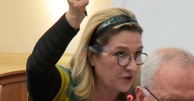 “Diktatura është afër”, Flutura Açka “tregon” skandalin në Kuvend: U ndërpre transmetimi për publikun mbi temën e dekomunistizimit